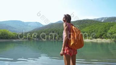 女徒步旅行者欣赏山湖景观。